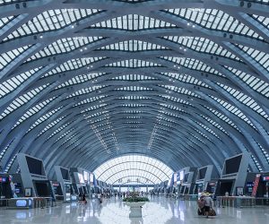 How are businesses implementing their hybrid multicloud strategies?