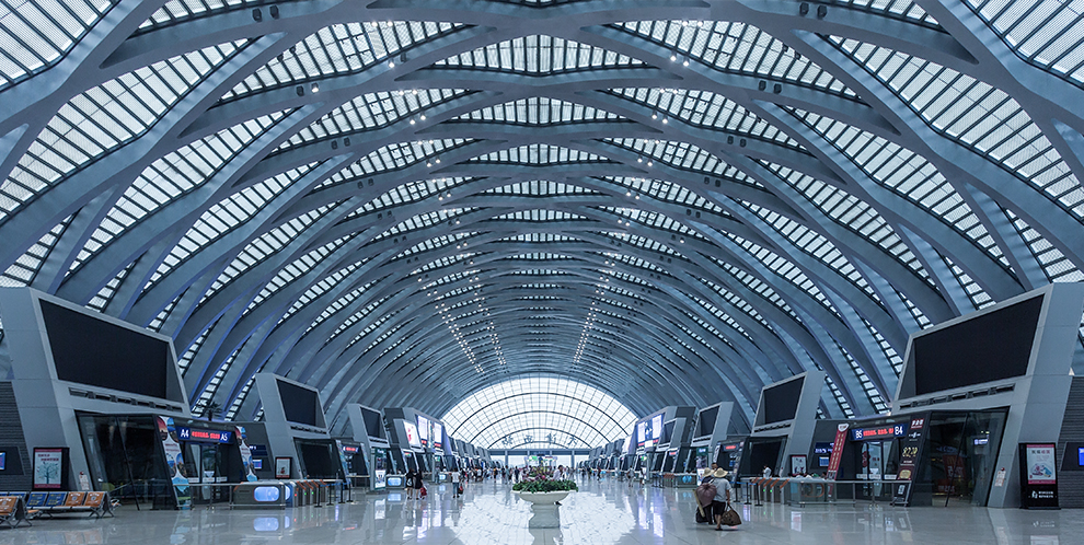How are businesses implementing their hybrid multicloud strategies?